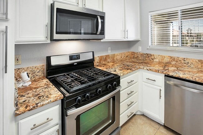 Building Photo - 3 Bed, 2 Bath Single Story West Vegas Beauty