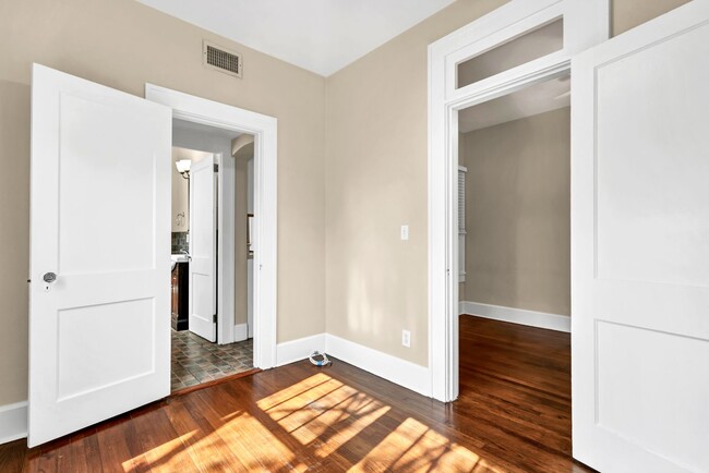 Building Photo - Charming and Spacious 2BR/1BA Unit in Hist...