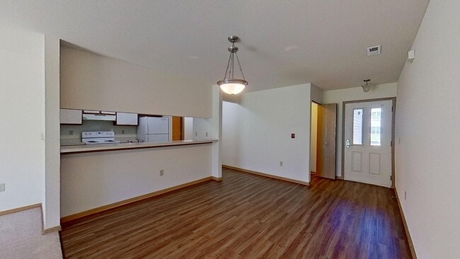 Building Photo - Condo Style Lower 1 Bedroom 1 Bathroom Apartment