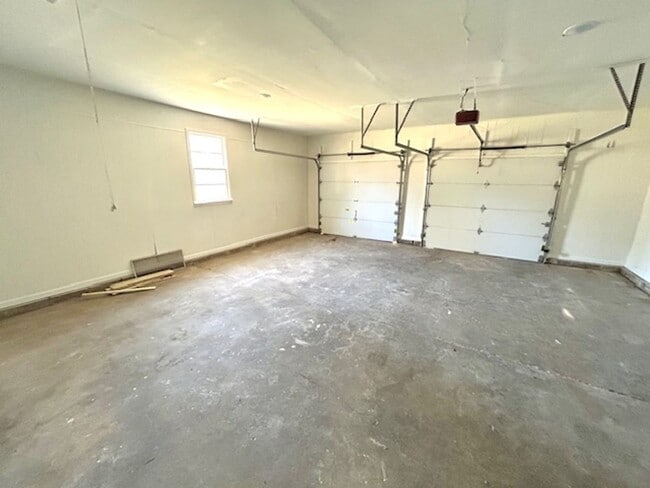 Building Photo - Coming Soon-2/5/26!- Charming 3- bedroom home with a move in special!