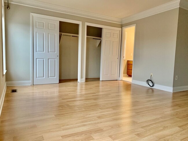 Building Photo - MUST SEE! End Unit, Electric Fireplace, Gr...