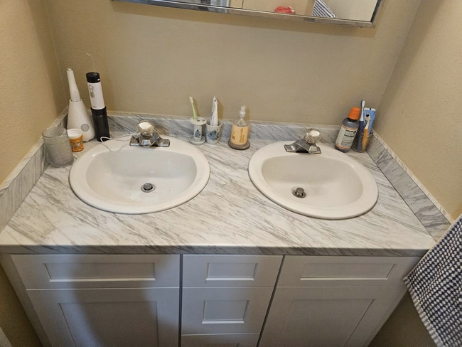 Building Photo - Beautiful 2 Bedroom, 1.5 Bathroom Apartment Available August 1st!