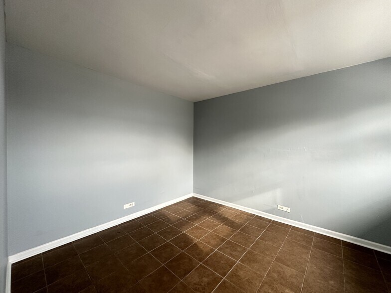 Building Photo - 9620 Ivanhoe Ave