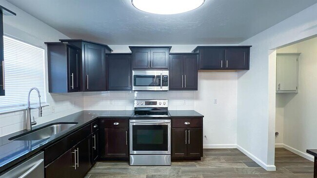 Building Photo - 8401 Azurewood Dr