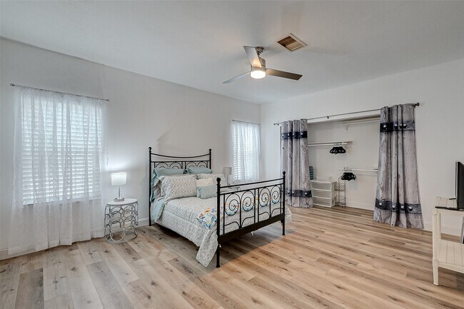Building Photo - 8077 El Mundo St