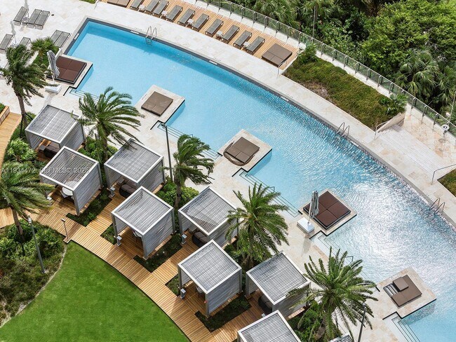 Building Photo - 800 South Pointe Dr