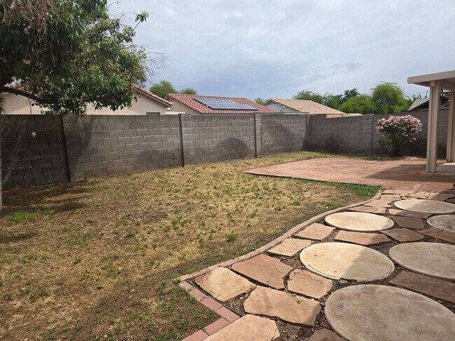 Building Photo - 3 bed, 2 bath in Surprise