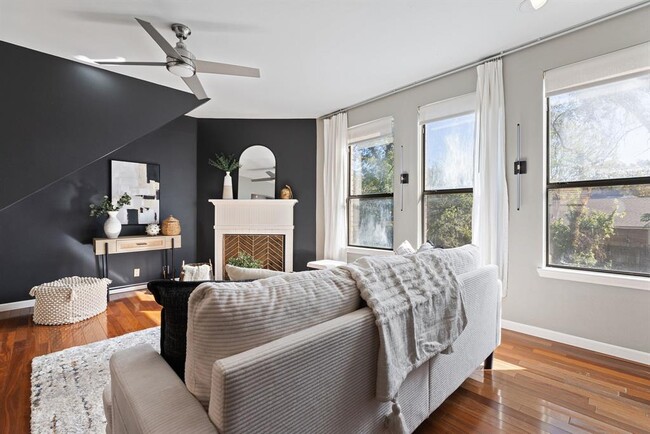 Building Photo - 611 E 45th St