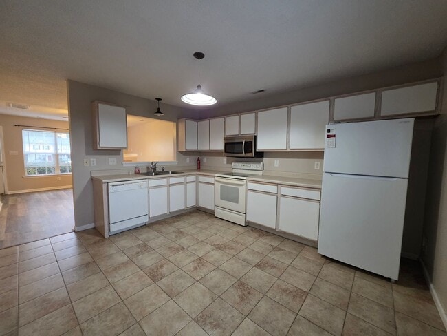 Building Photo - Modern Townhome Living in Jacksonville