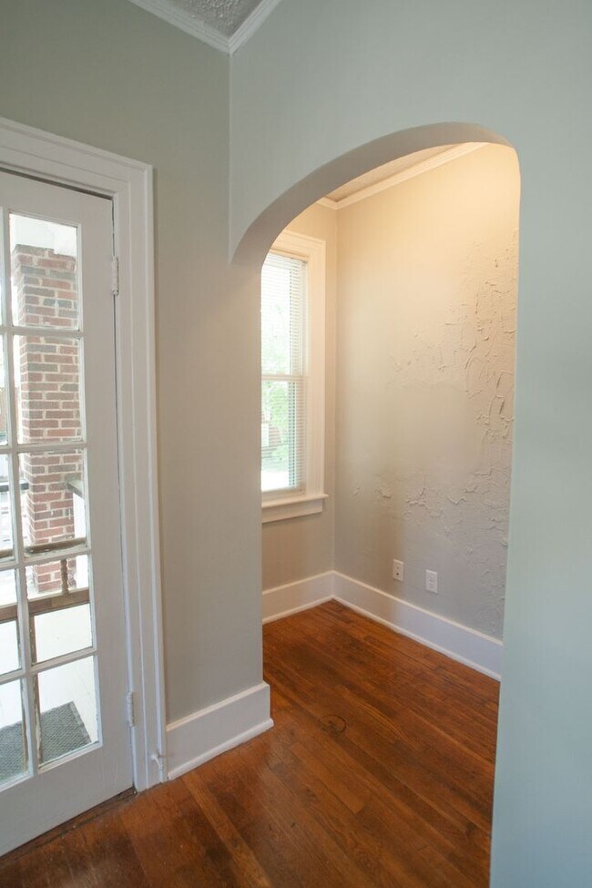 Building Photo - Quiet, Spacious 2BR/1BA