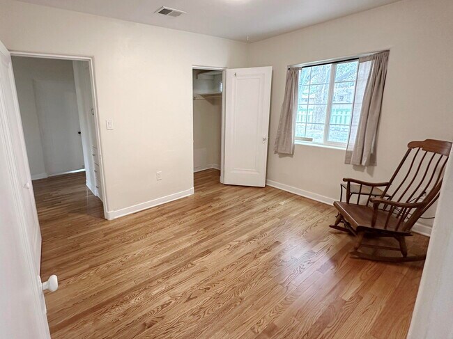 Building Photo - 801 Solano Dr NE