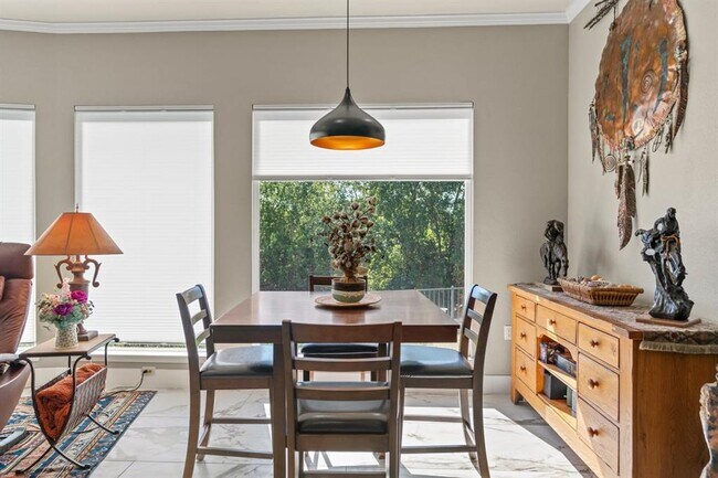 Building Photo - 121 Vinca Dr