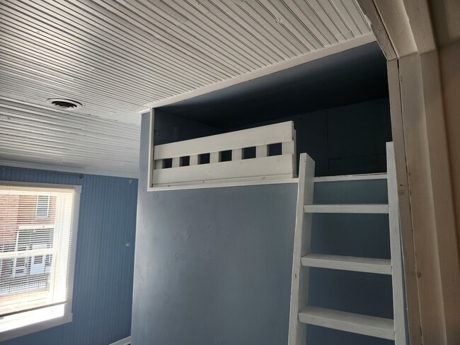 Building Photo - 106 W Comanche Ave