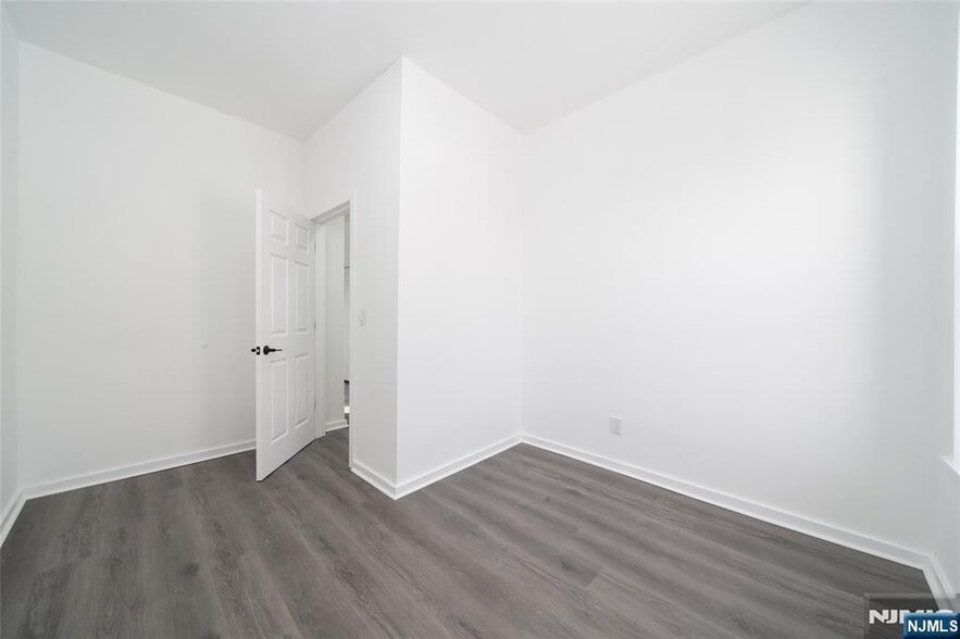 Building Photo - 10 McDougall St