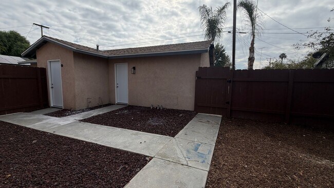 Building Photo - MeadSt221-223