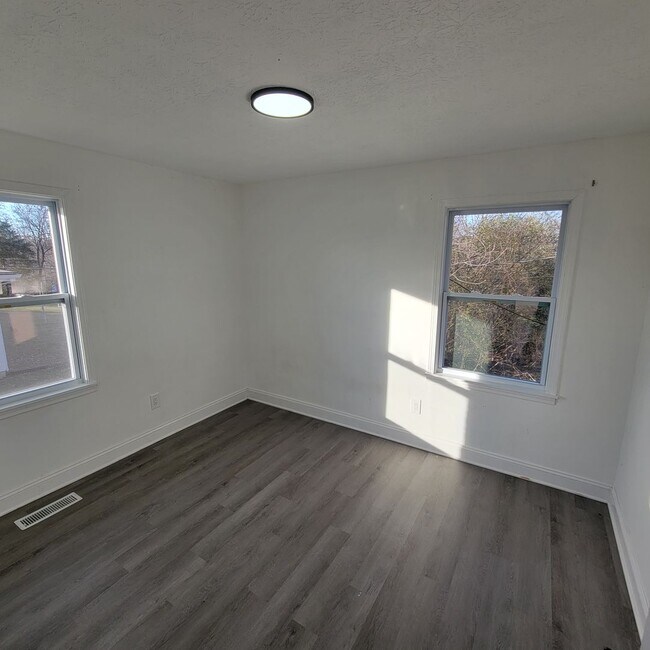 Building Photo - 166 E 16th St