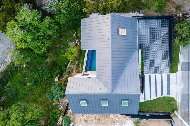 Building Photo - 1111 W 31st St