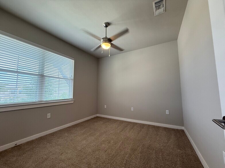 Building Photo - 3144 Gorge Way