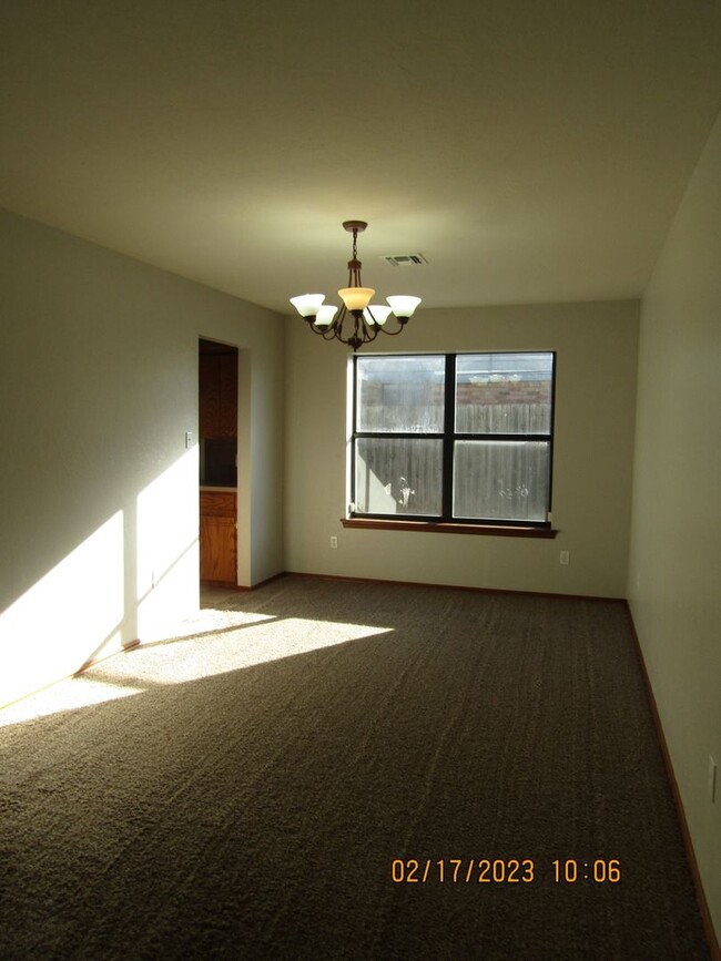 Building Photo - Crown Pointe Area!! PETS ARE NEGOTIABLE WI...