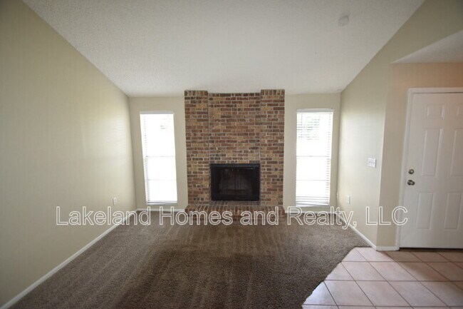 Building Photo - 1204 Honeytree Ln W