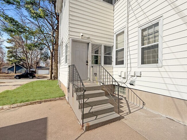 Building Photo - 438 University Ave NE