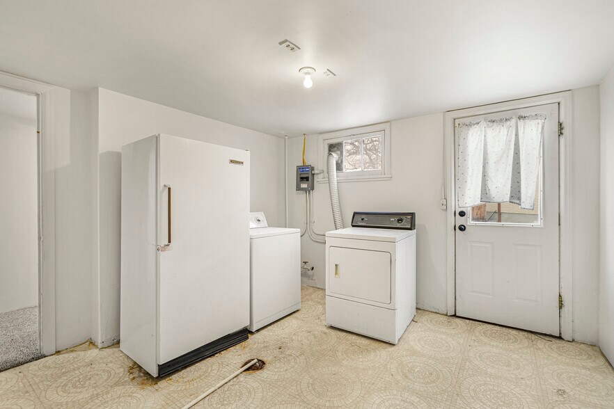 Building Photo - 225 E 2nd S