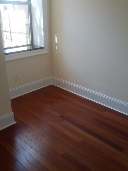Building Photo - 124 1st Pl