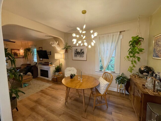 Building Photo - 417 E Magnolia St