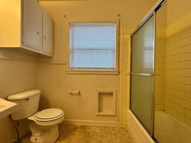 Building Photo - 503 S Fannin Ave