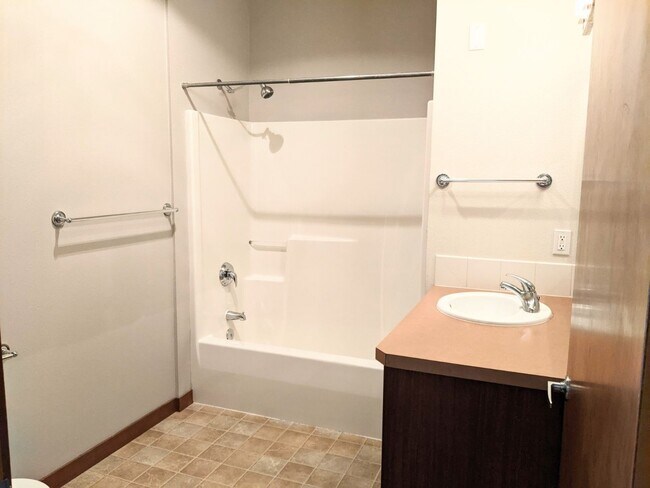 Building Photo - Centrally Located Condo