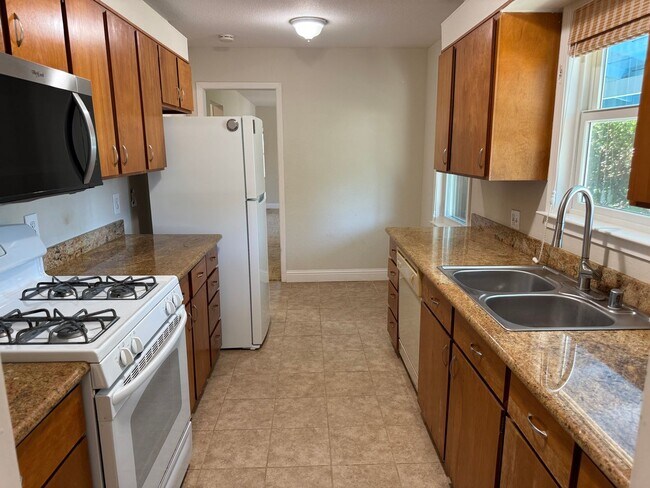 Building Photo - Pleasant Living in Pleasant Hill