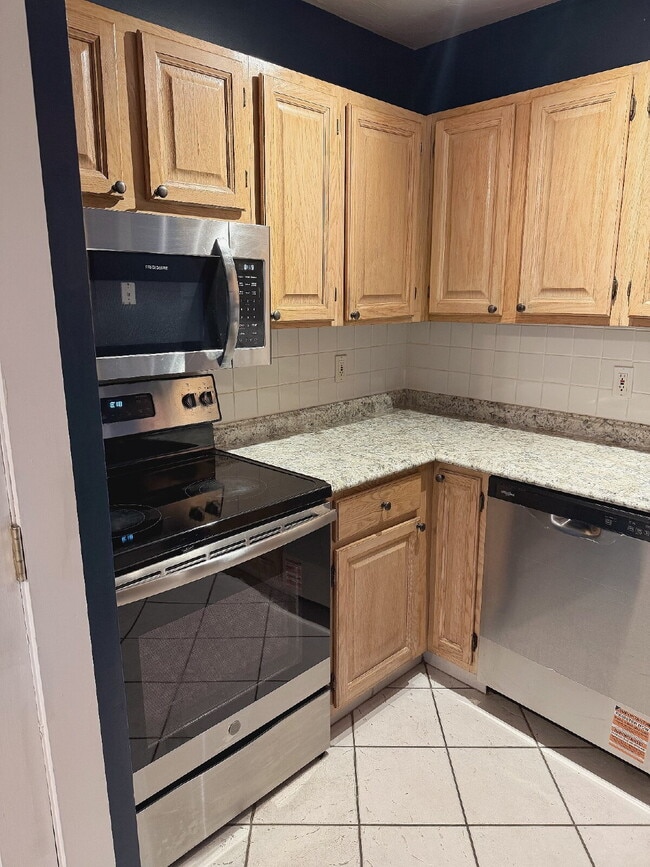 Building Photo - Spacious 2 BED 1.5 BATH Condo rental close to Quincy Center!