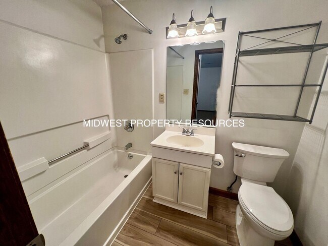 Building Photo - Freshly Updated 3 Bedroom Duplex