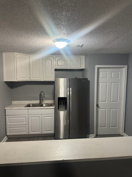 Building Photo - 516 S Hennessey St