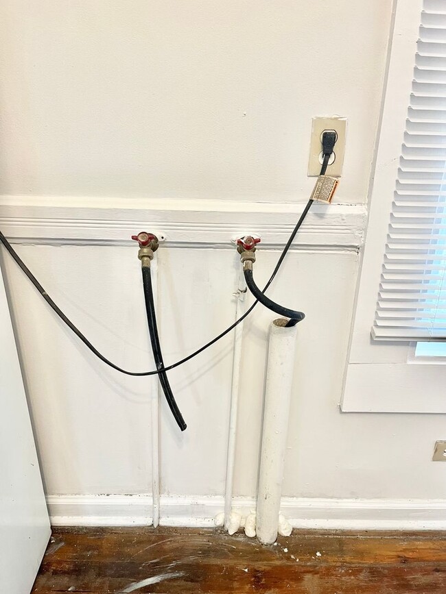 Building Photo - 2 Bedroom. 1 bath near Beechmont Area