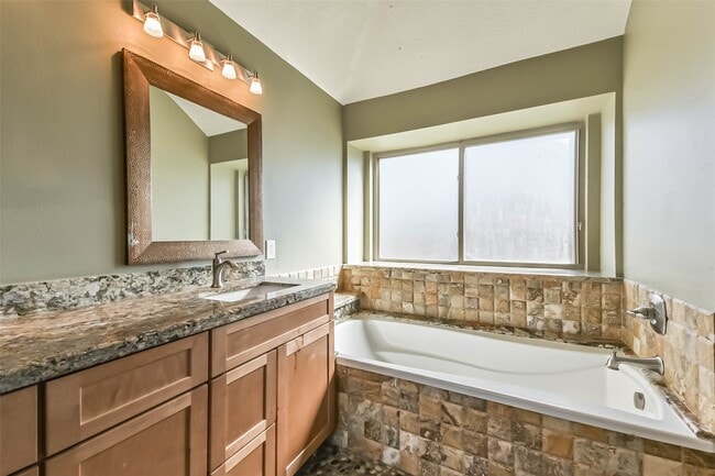 Building Photo - 2533 Potomac Dr