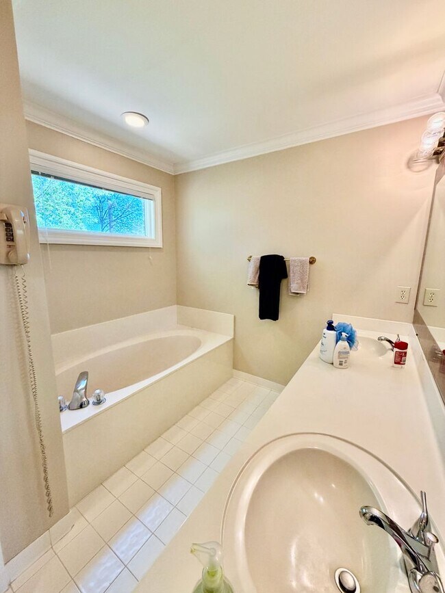 Building Photo - 525 Meadow Brook Dr