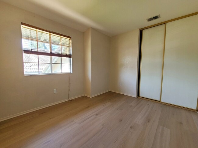 Building Photo - Two-Story 4-Bedroom Home in San Bernardino!