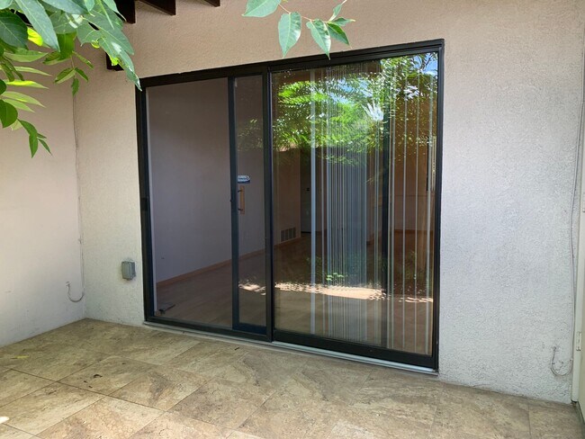 Building Photo - Lovely 2 Bedroom, 2 Bath Condo In The NE!