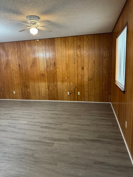 Building Photo - 227 Redbud Ln