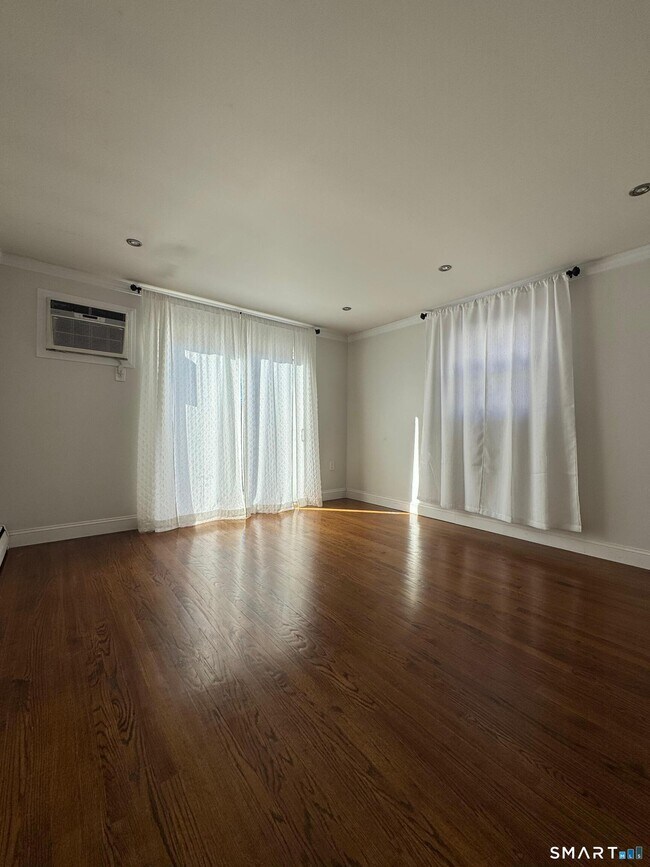 Building Photo - 1867 Broadbridge Ave