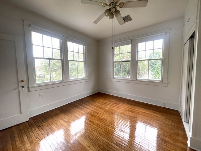 Building Photo - AVAILABLE JUNE 2026 Stunning 3 bed/2 bath with sunroom!