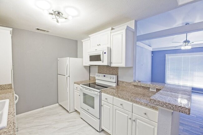 Building Photo - 10590 High Hollows Dr