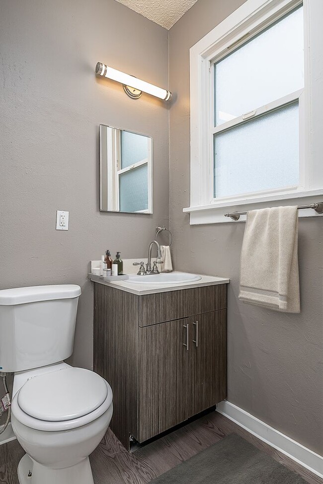 Building Photo - Charming Newly Updated Spacious 1 Bed! Sec...