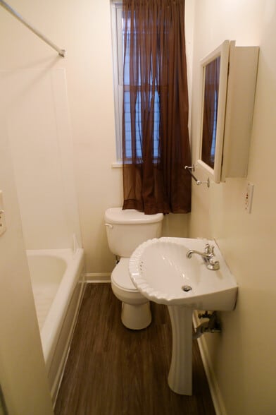 Bathroom - 14 Penelope St