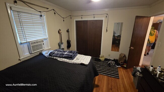 Building Photo - 2BR/1BA Duplex in NE Minneapolis 8/1 move in