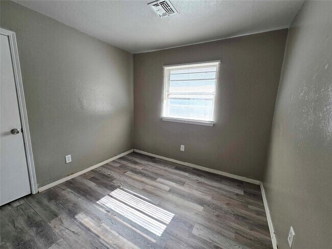 Building Photo - 2500 SE 51st St