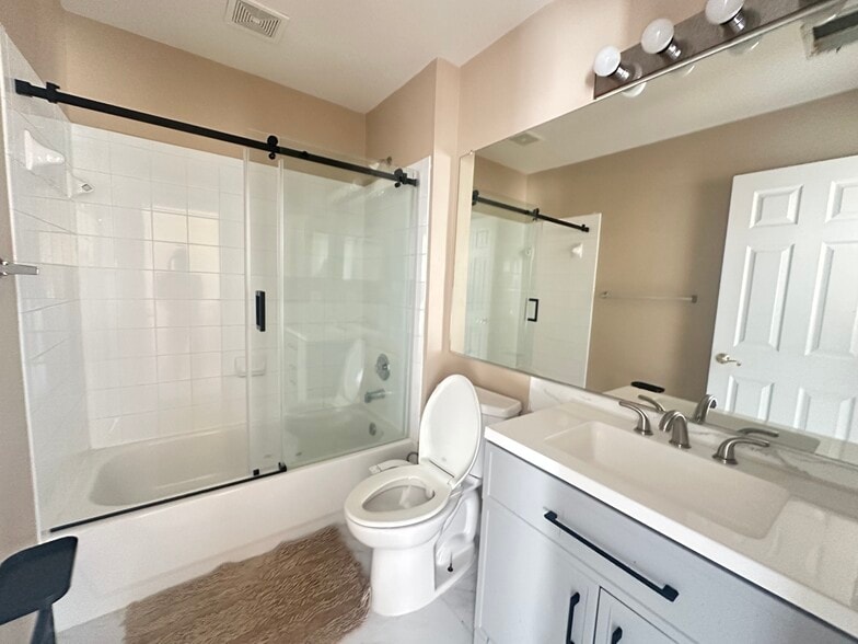 Hall Bathroom - 4122 Dallas Hutchison St