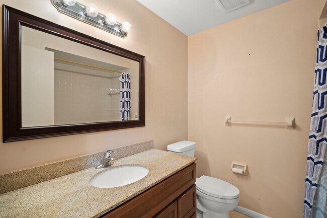 Building Photo - Beautiful 2-bedroom, 2-bathroom apartment, perfectly located in Cape Coral