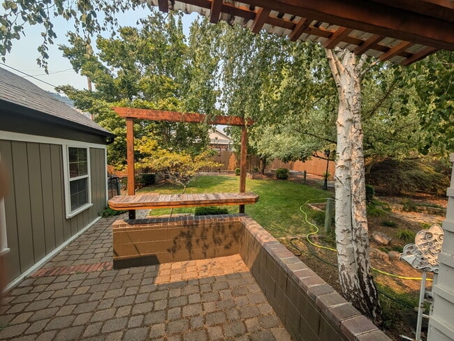 Building Photo - 501 NE Broadway St